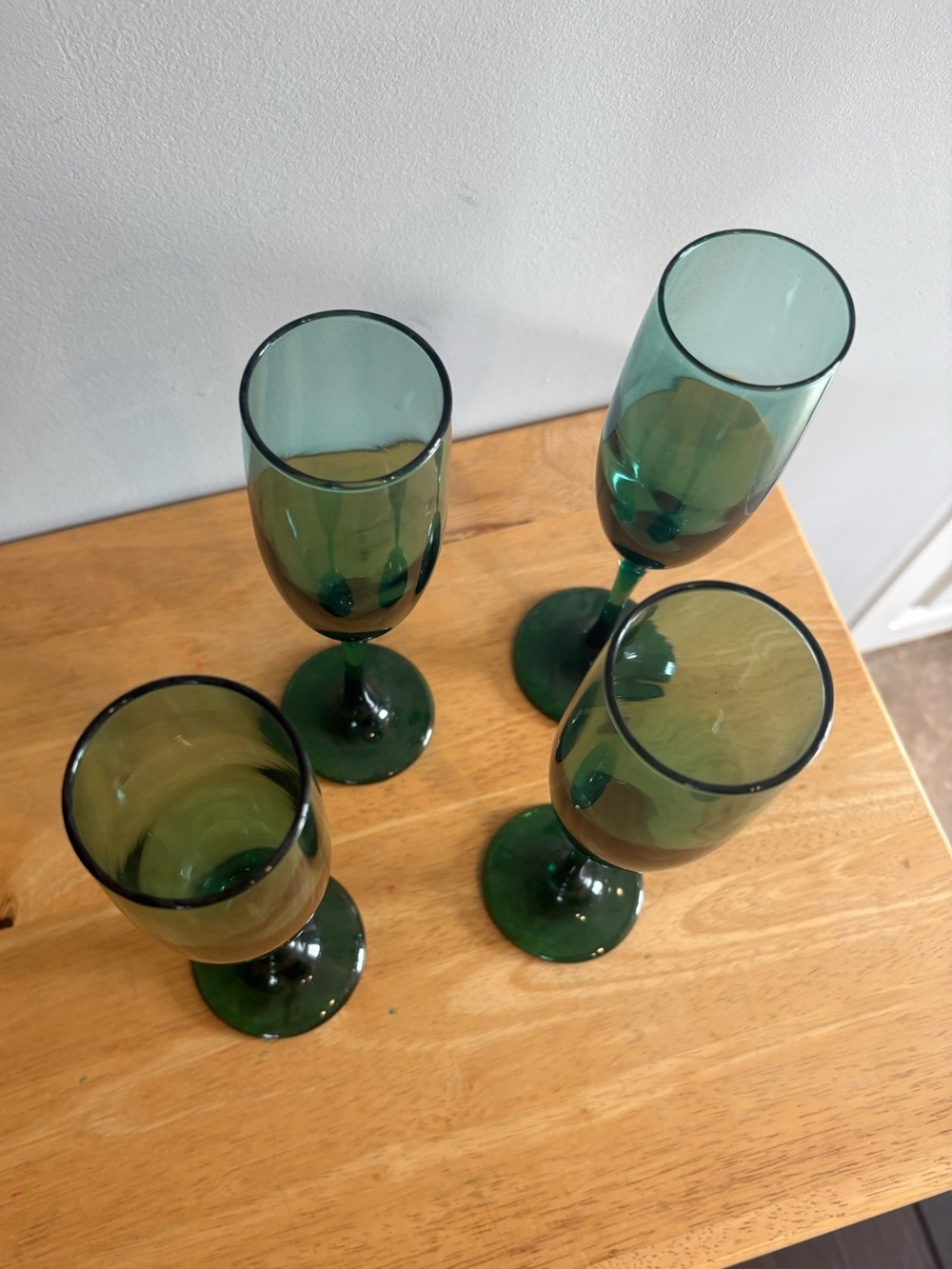 Set of 4 Emerald Green Champagne Flutes | Elegant Vintage Style Glassware - Picture 4 of 4